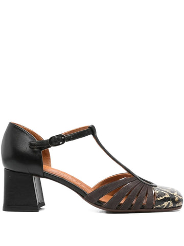 Nudefarbener Schuh mit Absatz