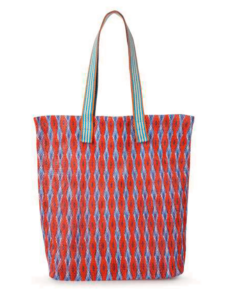 Bolsa de malla triangular de Epice. Patrón exclusivo en forma de X creado con un bloque de letras de madera antiguo, impresión digital en estilo claroscuro. Asas tejidas a mano y en contraste ajustadas a cada tono de color. Bolsa interior extraíble con cremallera.