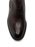 Brauner Stiefel mit mittlerem Absatz