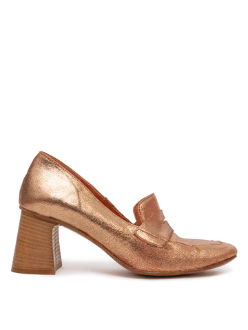 Goldfarbener Schuh mit mittlerem Absatz