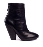 Schwarzer Stiefel mit Absatz