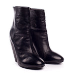 Schwarzer Stiefel mit Absatz