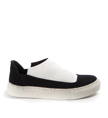 Schwarz-weißer flacher Schuh